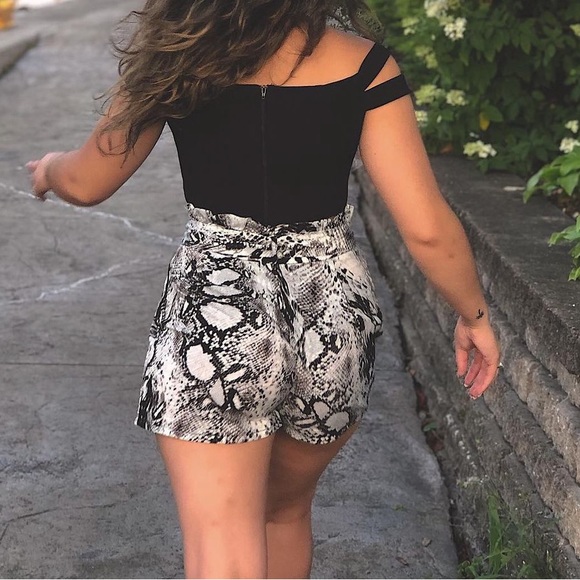 BLACK AND WHITE SNAKE PRINT SHORTS - Picture 1 of 5